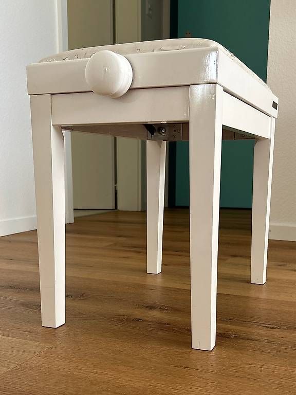 Hocker: Tabouret de piano blanc – Gebraucht aus Lausanne von  1