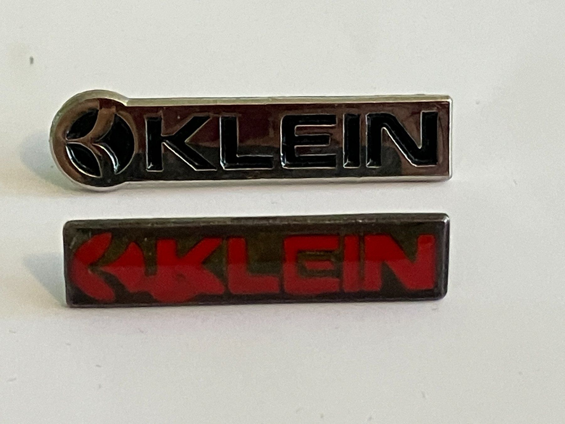 Placchette & Badge: 2 Pin Klein – Usato da Basel venduto da djwwpp