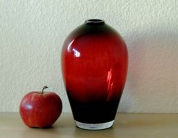 Vase design scandinave en verre rouge bordeaux, vintage