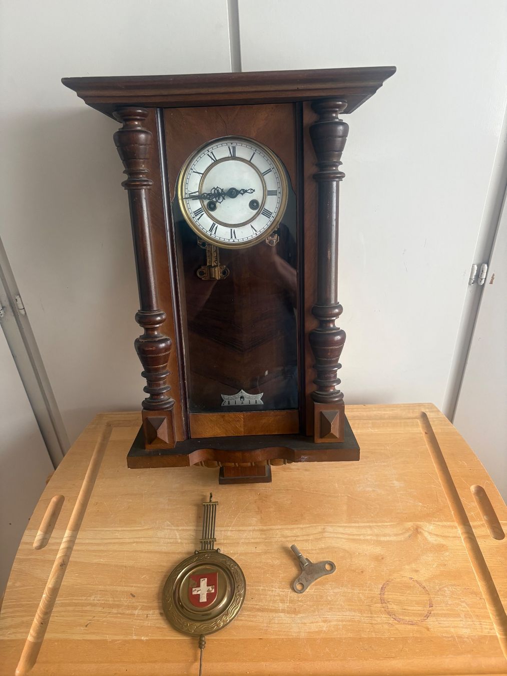 Orologi: Antike Wanduhr mit Schweizer Motiv – Usato da Frick venduto da Rukki