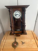 Antike Wanduhr mit Schweizer Motiv