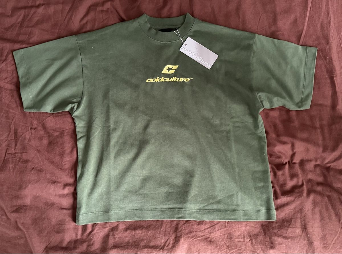 T-shirt: Coldculture - Curved Tee green & yellow – Nuovo e nell'imballaggio originale da Märwil venduto da nev_7pvm