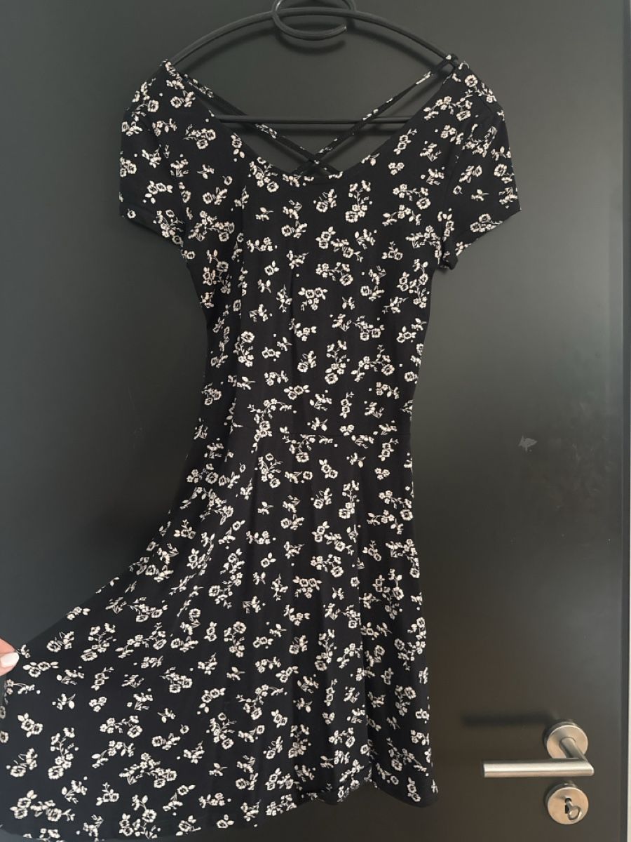 C&A Kleider: Kleid mit Blumenmuster Kurzarm, offner Rücken – Gebraucht aus St. Niklausen LU von car_2562