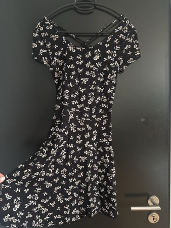 Kleid mit Blumenmuster Kurzarm, offner Rücken