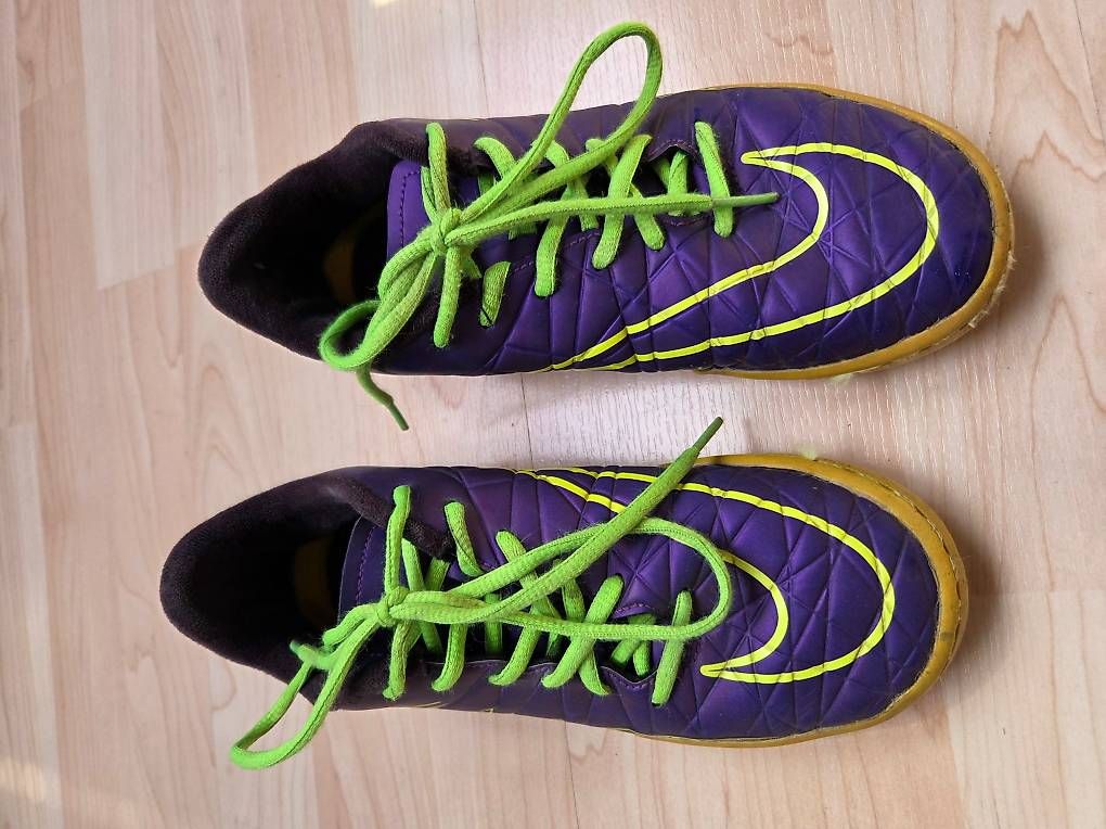 Chaussures garçon: Turnschuhe Nike Grösse 36.5 – D'occasion à Goldach par ladybird75 2