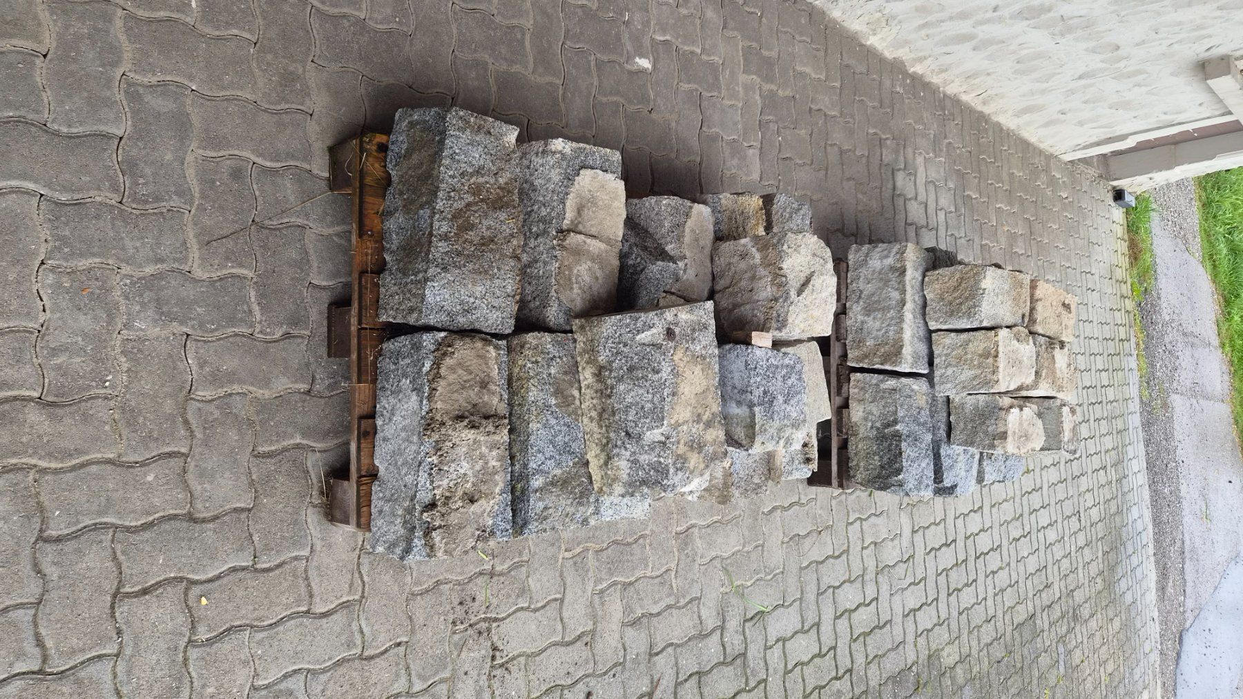 Pietre & tegole: Granitquadersteine – Usato da Muolen venduto da Bipu 3