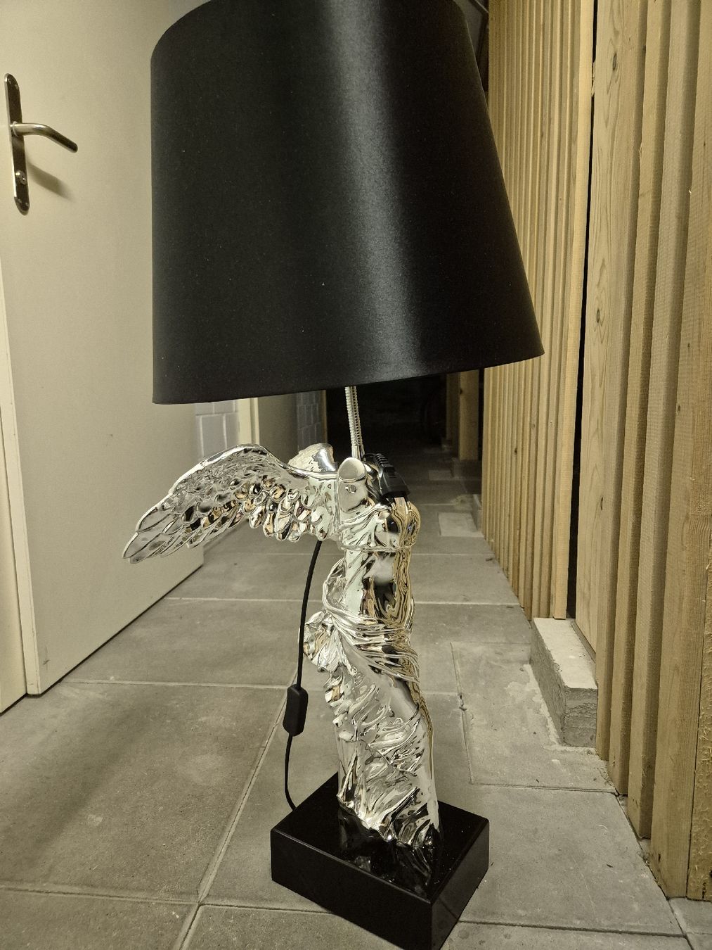 Kare Lampade: Kare Design Headless Angel Tischlampe – Usato da Luzern venduto da FinnA