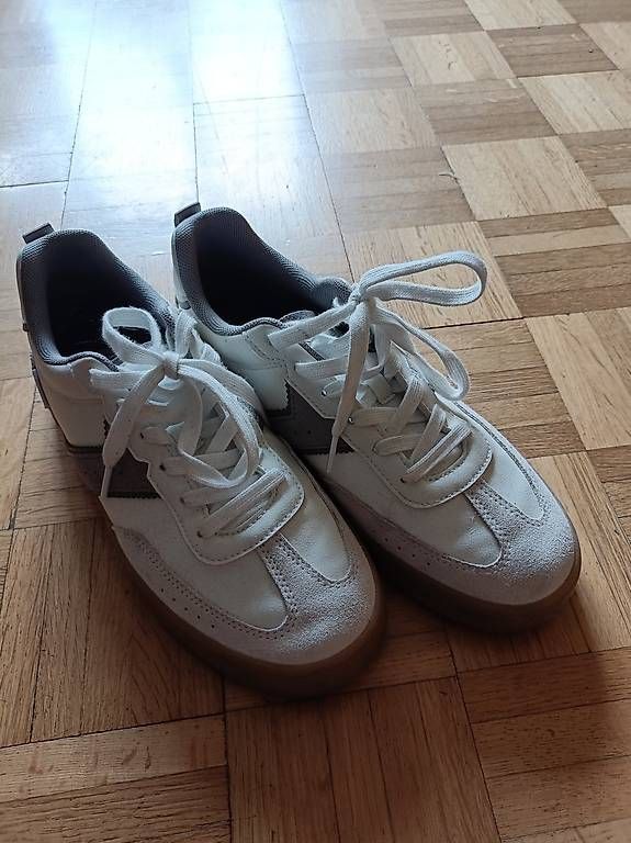 Chaussures femmes: Sneakers von Pull & Bear Gr39 – Neuf avec emballage d'origine à Sissach par jgt_6k76