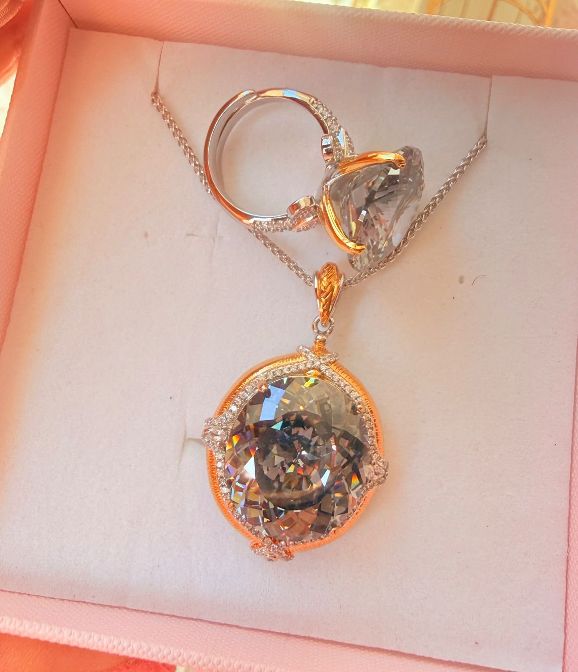 Altri gioielli: Collier et bague set pierres grises – Nuovo e nell'imballaggio originale da St-Maurice venduto da Sandrinette123 3