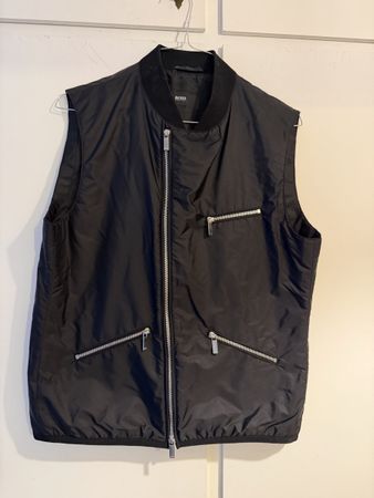 Gilet BOSS nero con zip, tg. 50, ottime condizioni!