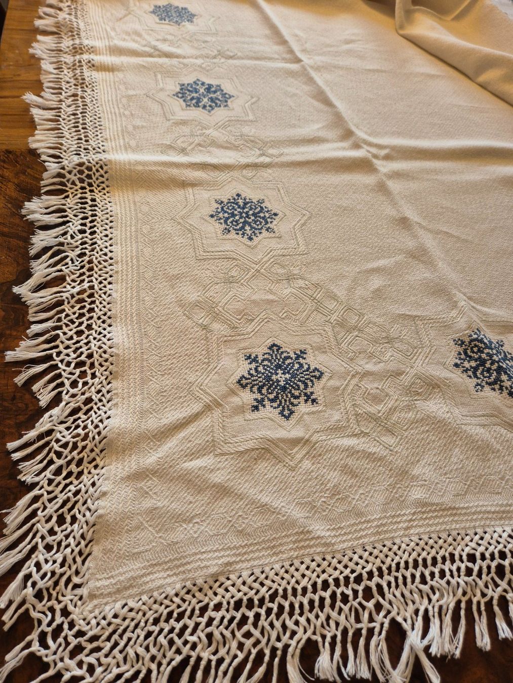 Altra biancheria da tavola: Handbestickte Tischdecke mit Fransen, Vintage – Usato da Bern venduto da aronari 3