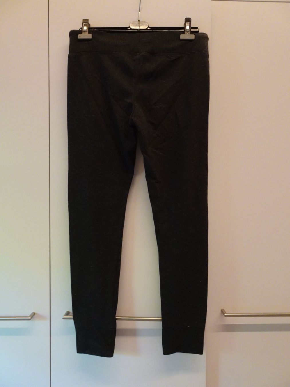 H&M Hosen: H&M Trainerhose dunkelgrau Gr. M - M372 – Gebraucht aus Küssnacht am Rigi von Good4Deckeli 3