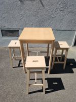 Ikea-Bartisch und 3 Barhocker