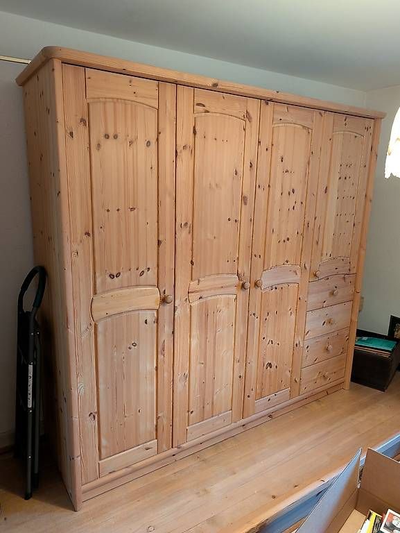 Armadi: Holz Kleiderschrank 220x210 – Usato da Trimmis venduto da GianlucaB