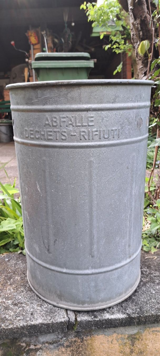 Cestini per rifiuti: Abfalleimer blech,Kübel, Eimer,Papierkorb. – Usato da Winterthur venduto da umlaufbahn