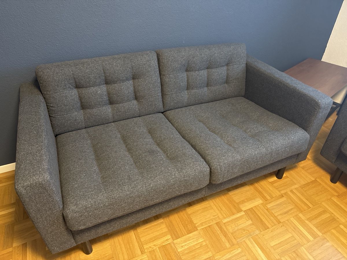 Divani: Zwei Sofas mit Hocker dunkelgrau Stoff neuwertig  – Nuovo (secondo la descrizione) da Urtenen-Schönbühl venduto da m19_2fdb 1