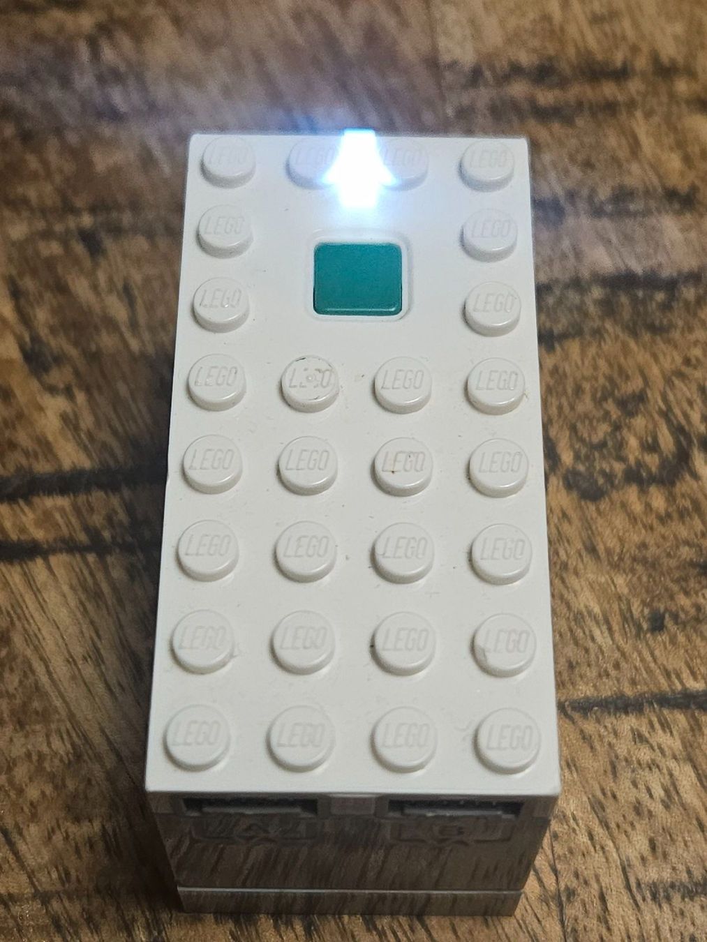 Lego Kit di costruzioni: lego White Electric 9V Battery Box Powered Up Bluetooth HUB – Usato da Confignon venduto da Ecrofigs