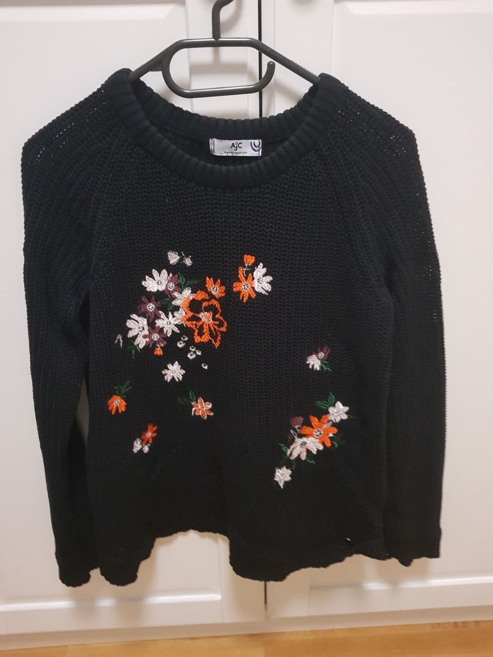 Pullover & Sweatshirts: Schwarzer Pullover mit Blumenmuster, Gr. M – Gebraucht aus Arlesheim von Eli_77