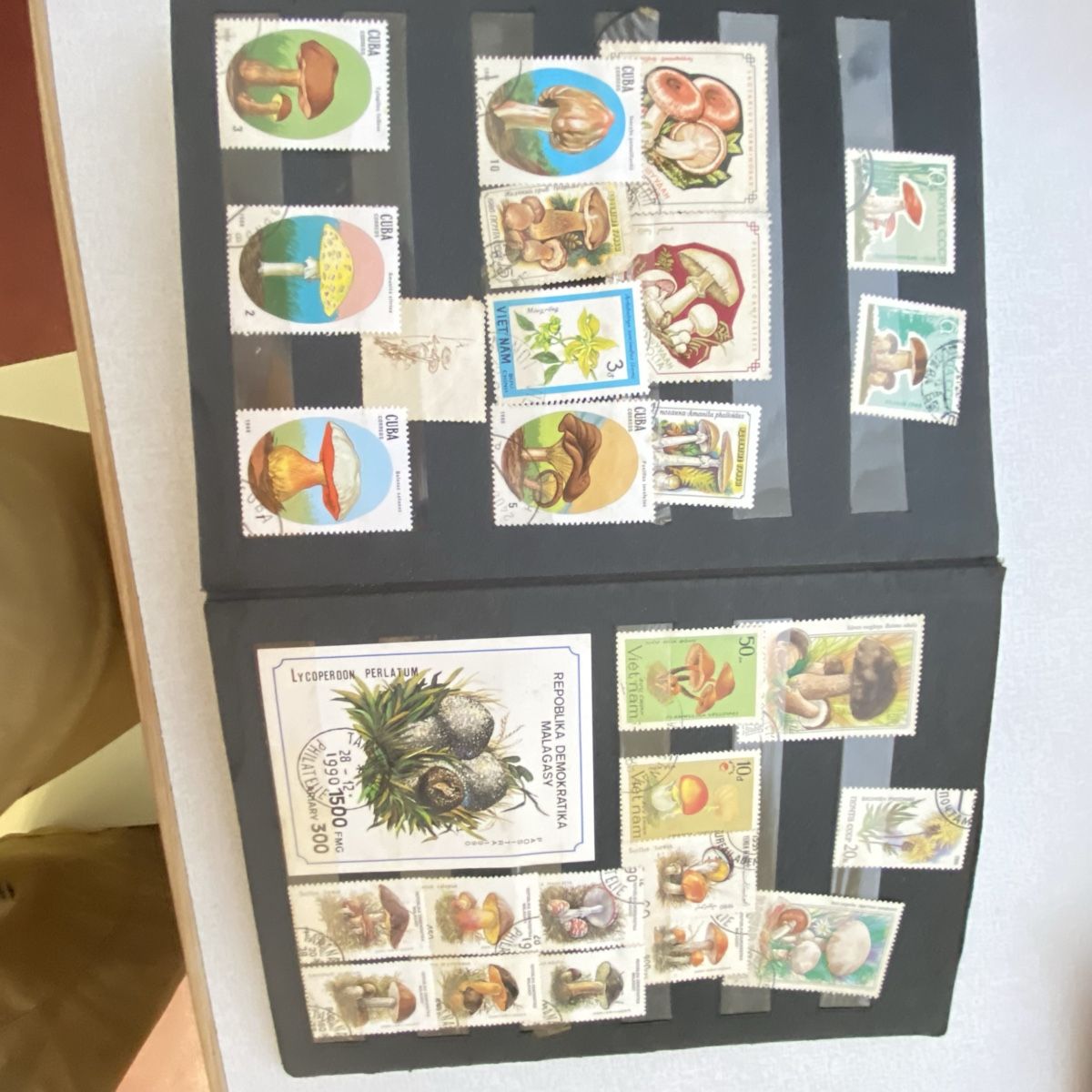 Tutti i francobolli: Stamp Collection - Various Themes, Worldwide, Collection – Usato da Jona venduto da Ksander17 2