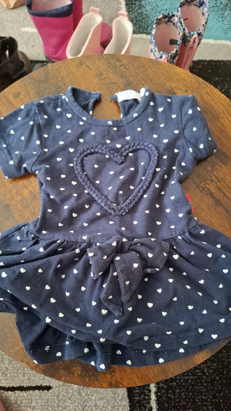 Robes et jupes: Kinderkleid dunkelblau mit Herzen Grösse 56 – D'occasion à Wetzikon ZH par Petra210