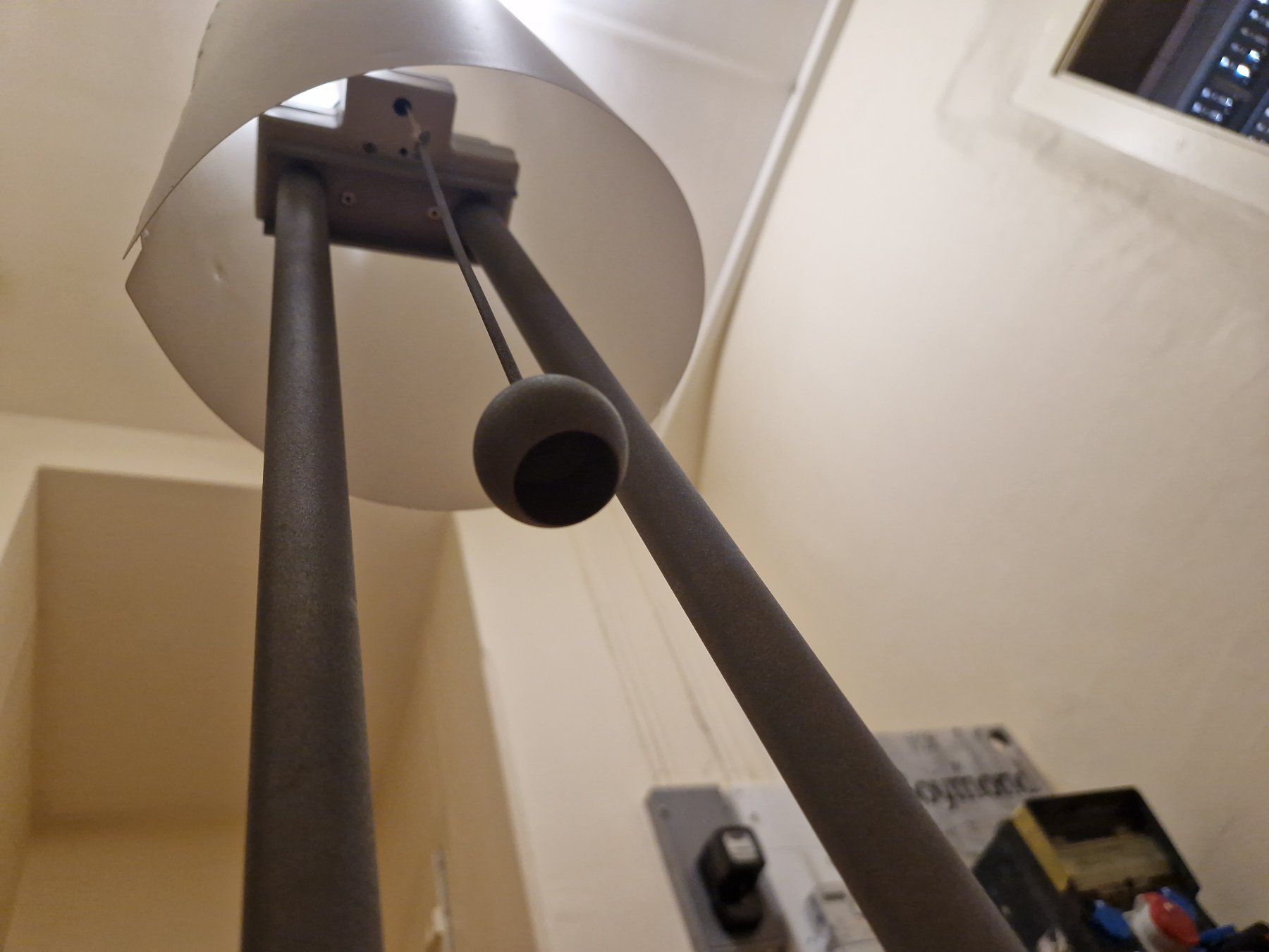 Lampen: Lampadaire moderne blanc et gris, éclairage d'ambiance – Gebraucht aus Petit-Lancy von CristianPabloRivier 2