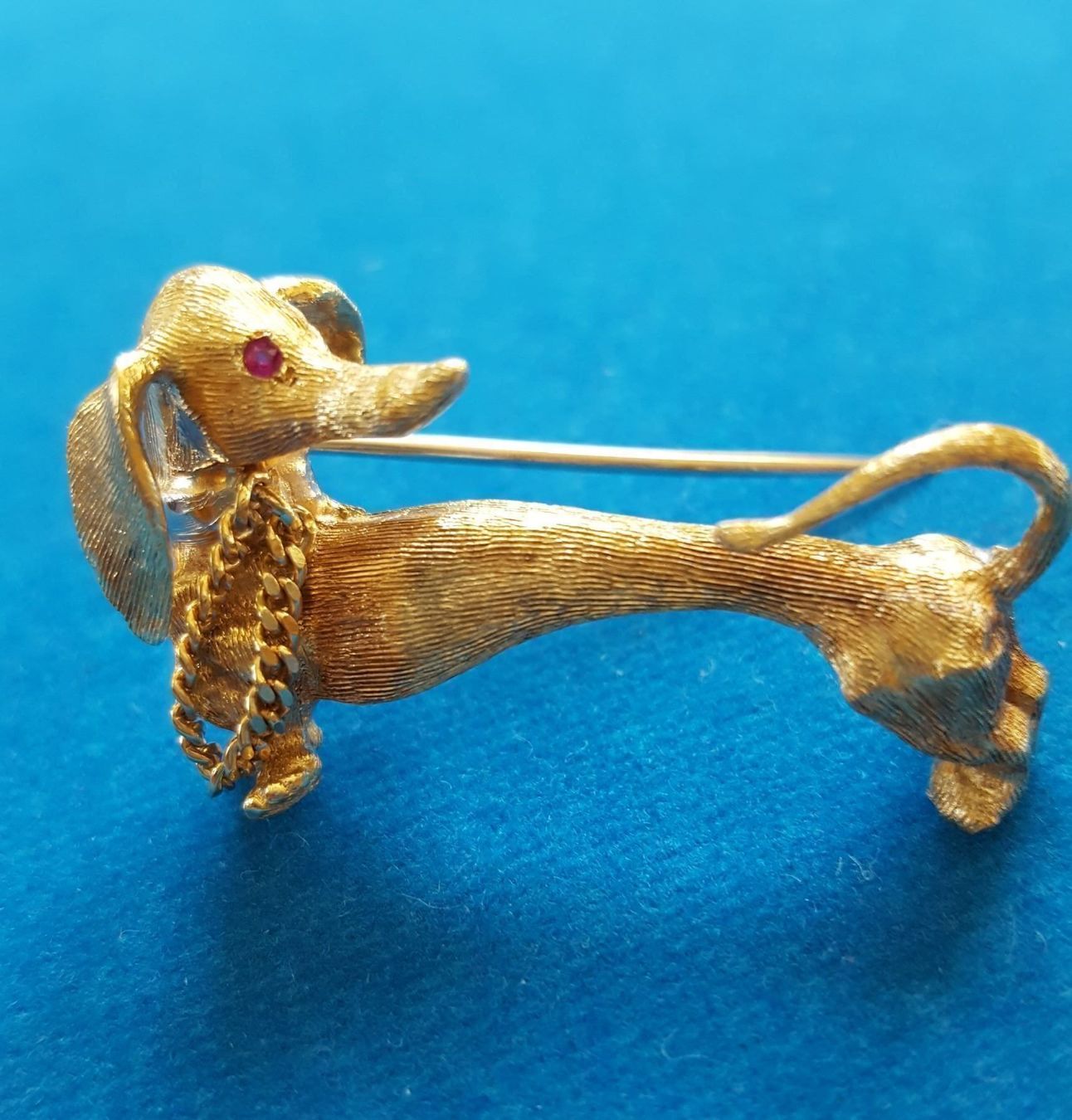 Broschen & Nadeln: Massiv 750 Gold Hundebroche Mit Rubin – Gebraucht aus Wald ZH von Aniade 1