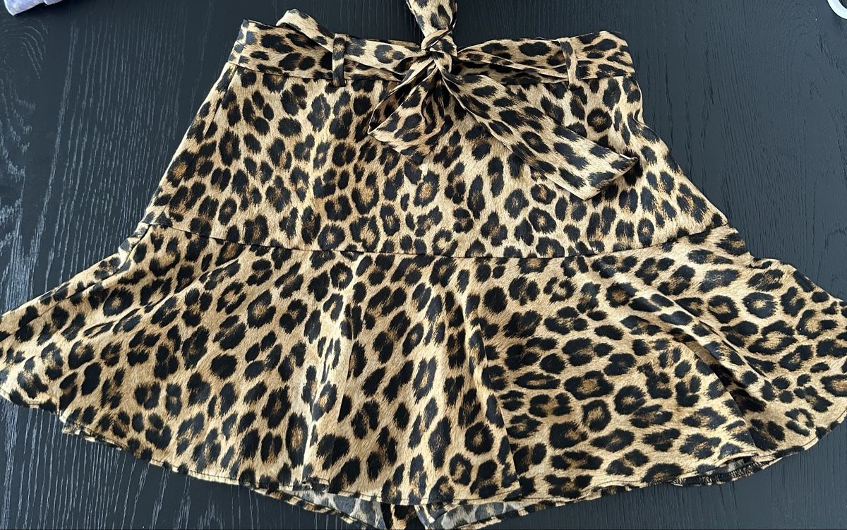Zara Gonne: Zara Leopard Print Skirt With shorts underneath – Nuovo (secondo la descrizione) da Zürich venduto da juz_2t2j