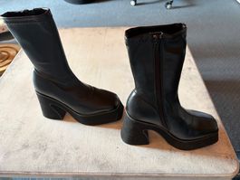 ⁠Truffle Collection – schwarze Plateau-Stiefeletten, Gr. 36