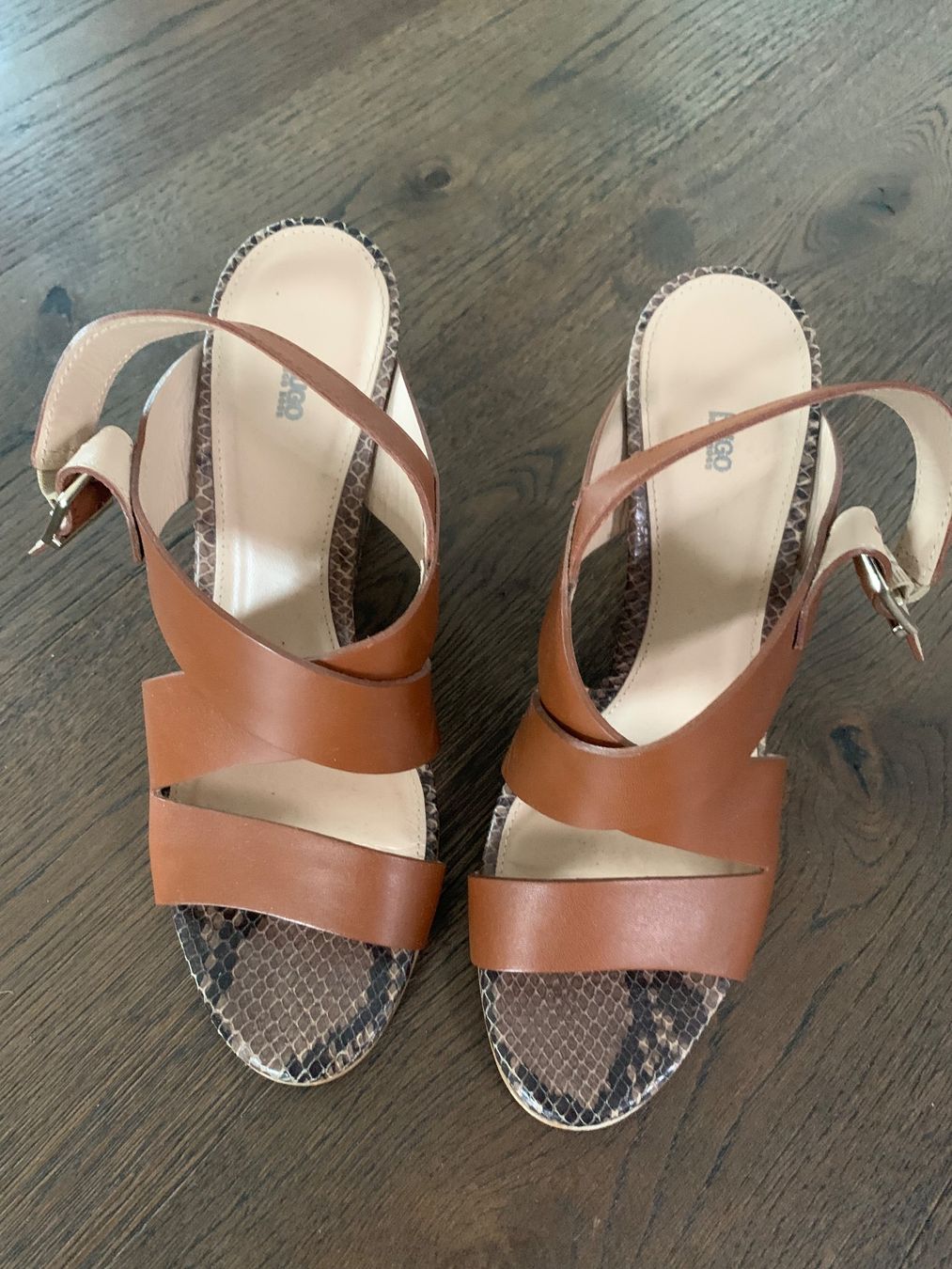 Hugo Boss Scarpe da donna: Brand New Hugo Boss Wedge Sandals – Nuovo (secondo la descrizione) da Uitikon Waldegg venduto da gha_v6gz