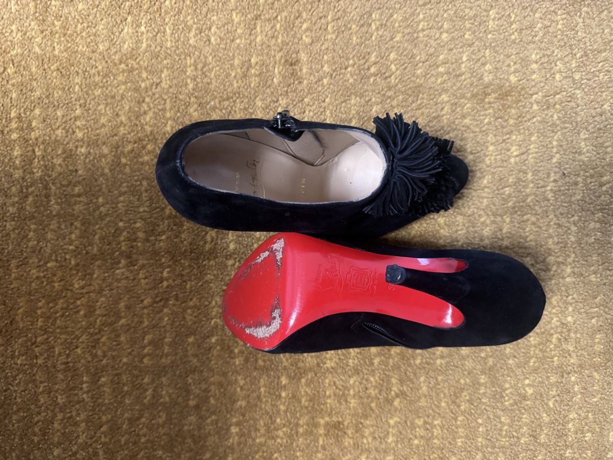 Christian Louboutin Scarpe da donna: Bottines Louboutin noires daim 38 – Usato da Versoix venduto da sar_7chh
