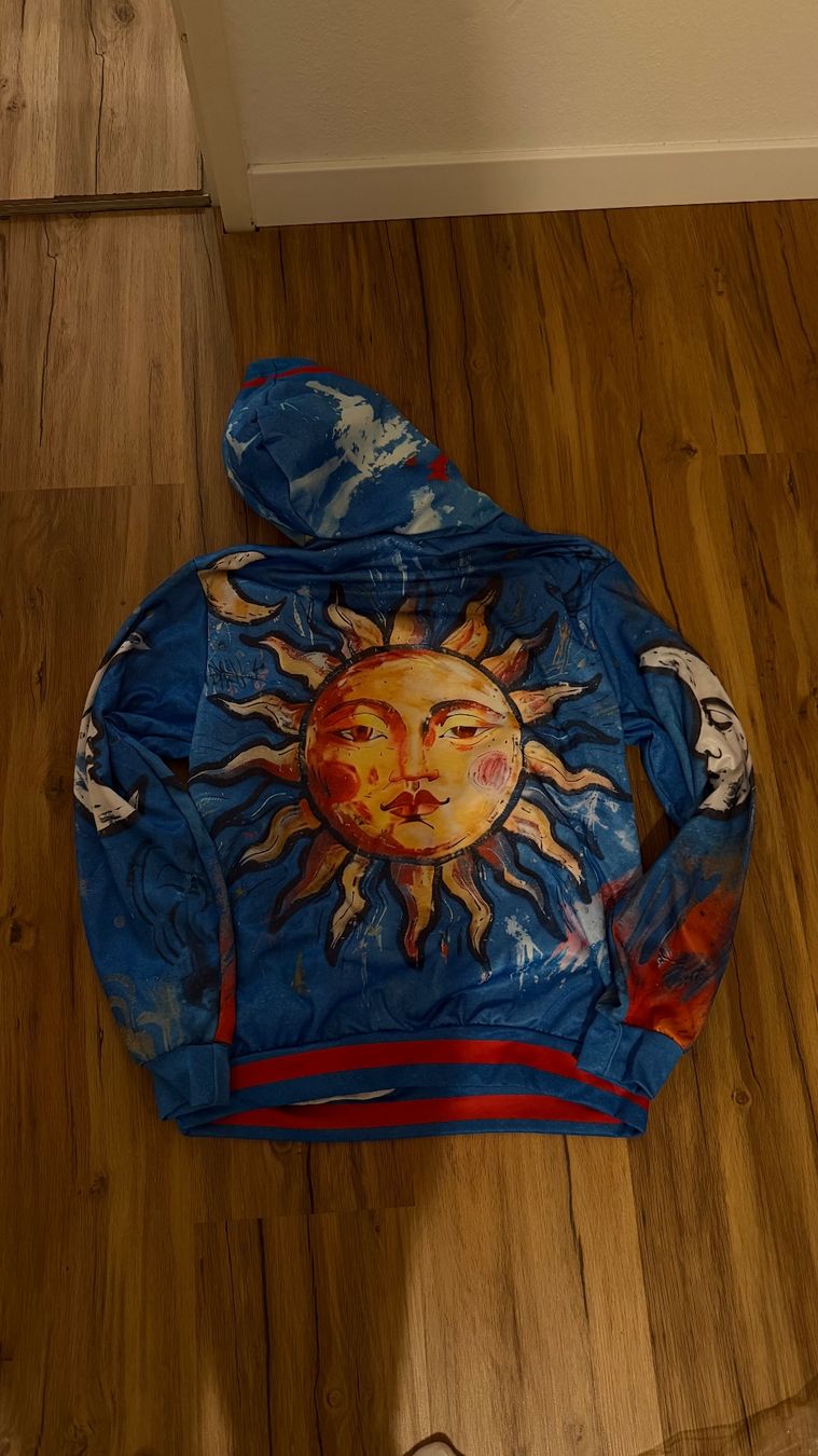 Maglioni & Felpe: Coole Kapuzenpulli mit Sonne & Mond Print – Usato da Arlesheim venduto da cam_s8jq