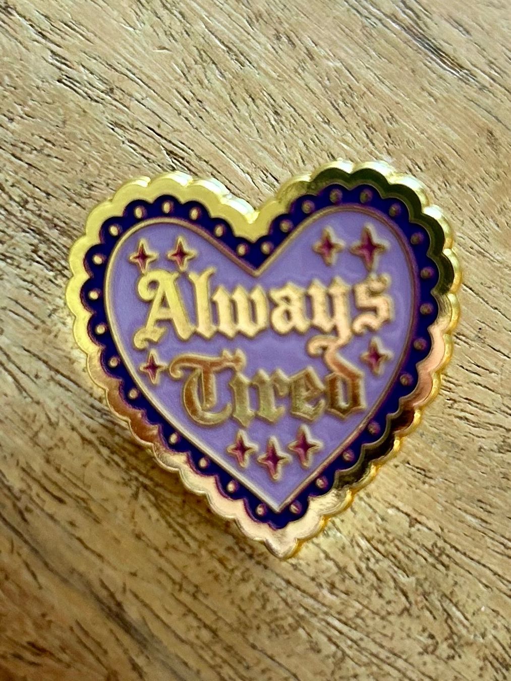 Plaquettes & Badges: Pin Herz Always Tired – Neuf avec emballage d'origine à Geneve par vane267