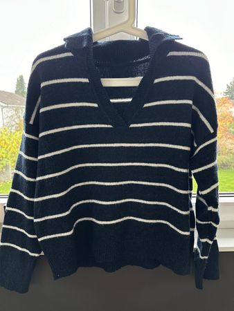 marineblauer gestreifter Pullover
