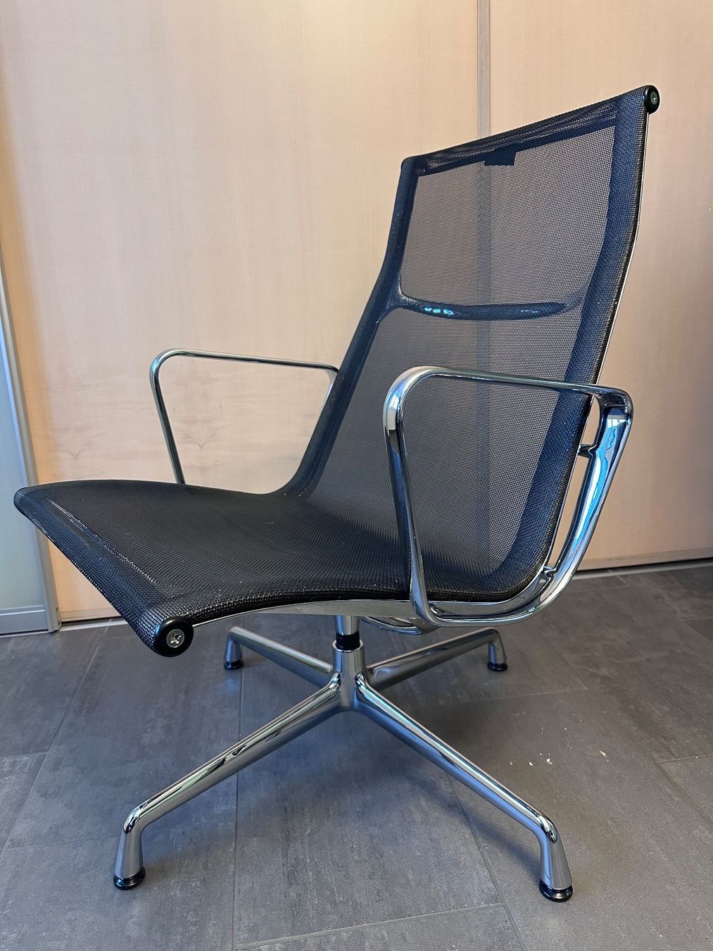 Vitra Poltrone: Vitra Alu Chair Eames EA 116 mit Netzgewebe – Usato da Emmenbrücke venduto da Dsfan 1