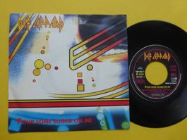 Def Leppard – Pour Some Sugar On Me