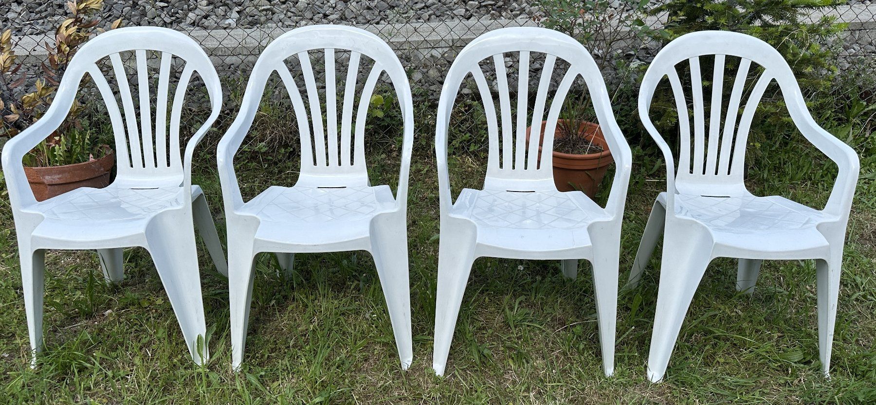 Set di tavolo e panche: Tisch mit vier Stühlen weiss PVC – Usato da Hergiswil NW venduto da hpb_9bvx 4