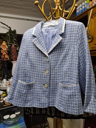 Elegante Damen Jacke, hellblau mit weissen Akzenten, Gr. M