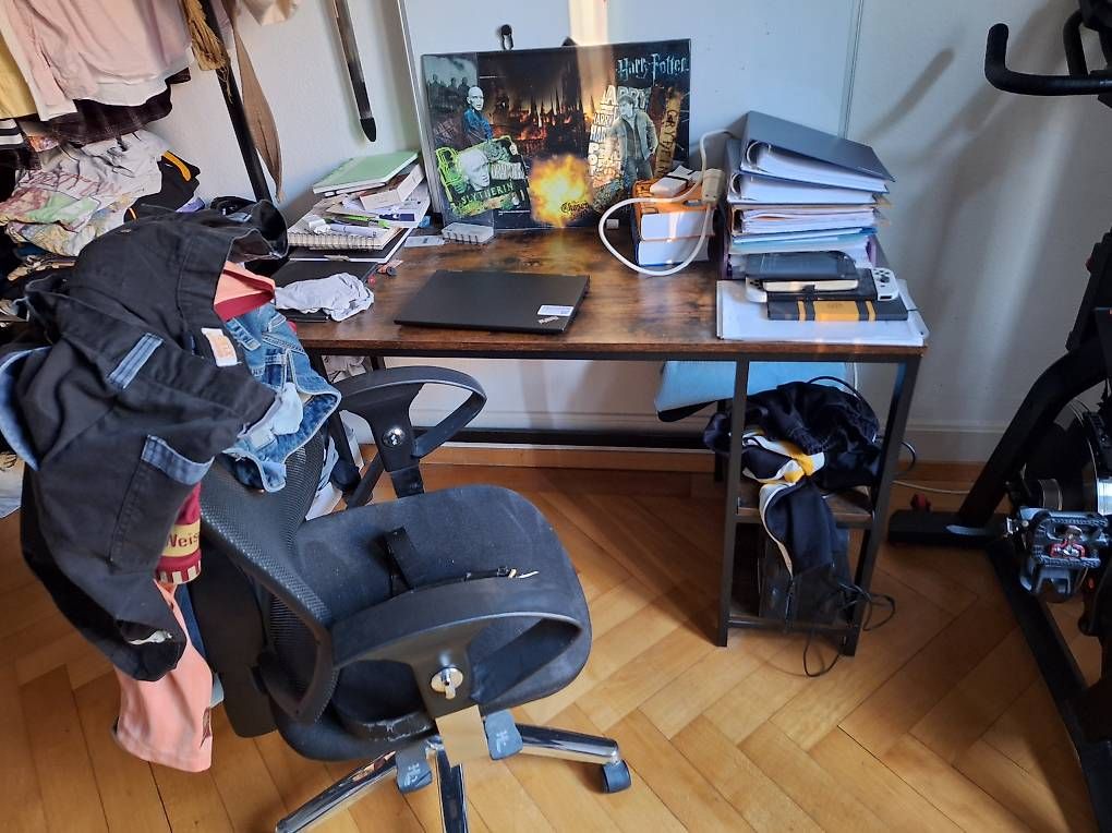 Tischset: Tisch und Stuhl Büro – Gebraucht aus Bern von Chriswoorld