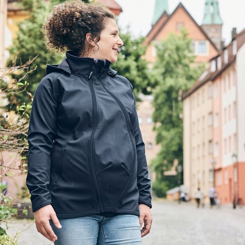 Mamalila Giacche: mamalila Allrounder Softshell Tragejacke navy 36 – Nuovo e nell'imballaggio originale da Hergiswil NW venduto da Bergsunne 3
