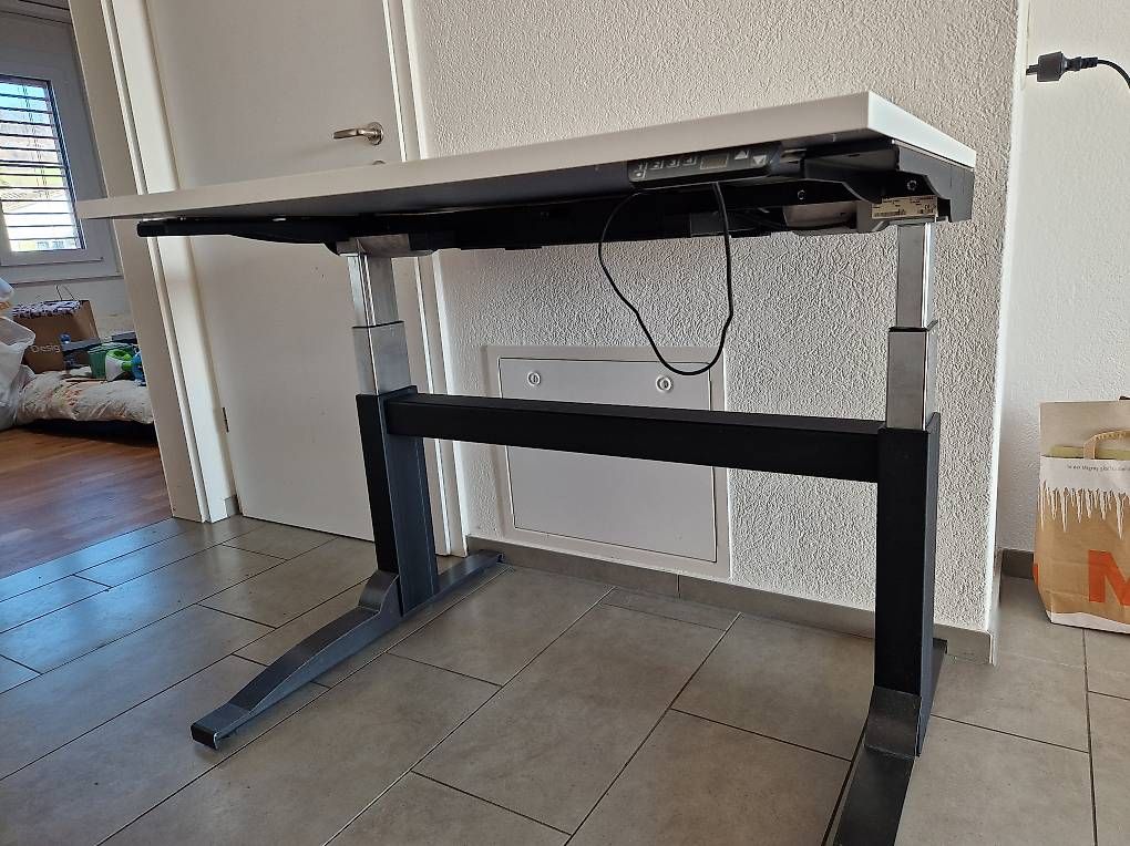 Schreibtische: Standing desk – Gebraucht aus Uetikon am See von Josip.Marjanovic 1