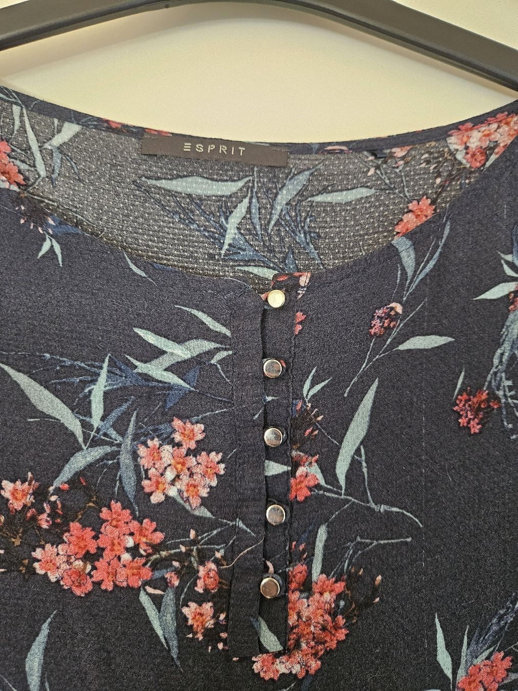 Esprit Blusen: Damen Bluse Esprit dunkelblau mit Blumenmuster – Gebraucht aus Ebikon von SecondChance_byM 2