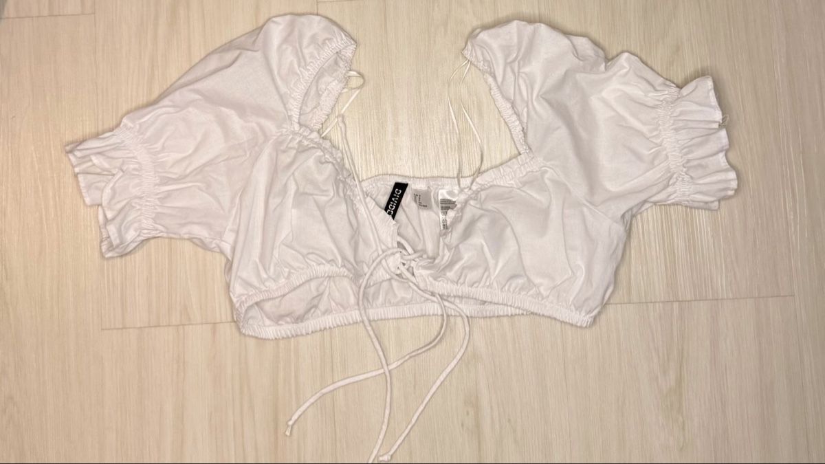 H&M Tops: White DIVIDED Crop Top - Summer Ready and Super Cute! – Gebraucht aus Effretikon von lio_gjr8