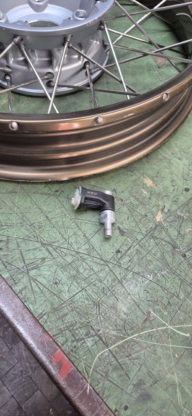 Pneumatici & Ruote complete: BMW R 1200 GS HP2 Hinterrad – Usato da Mülligen venduto da Hurum