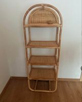 Regal aus Rattan mit vier Ablagen