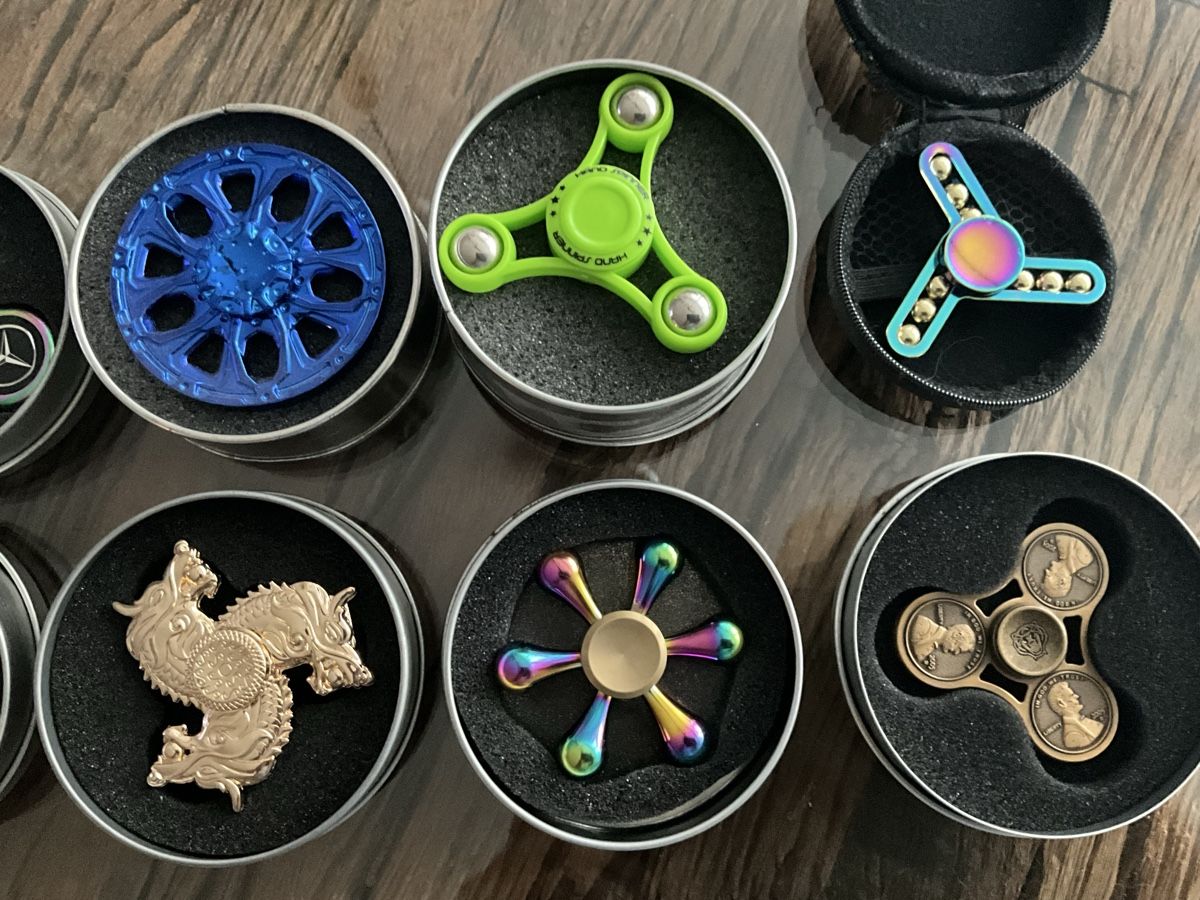 Giocattoli: 10 x Verschiedene Fighter Spinner – Usato da Oberglatt ZH venduto da Multimix 2