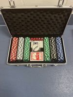 Pokerkoffer mit Chips Karten und Würfeln