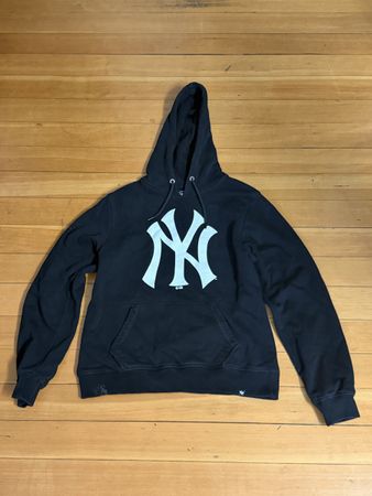 NY Yankees Hoodie Grösse M Schwarz - Perfekt für den Herbst!
