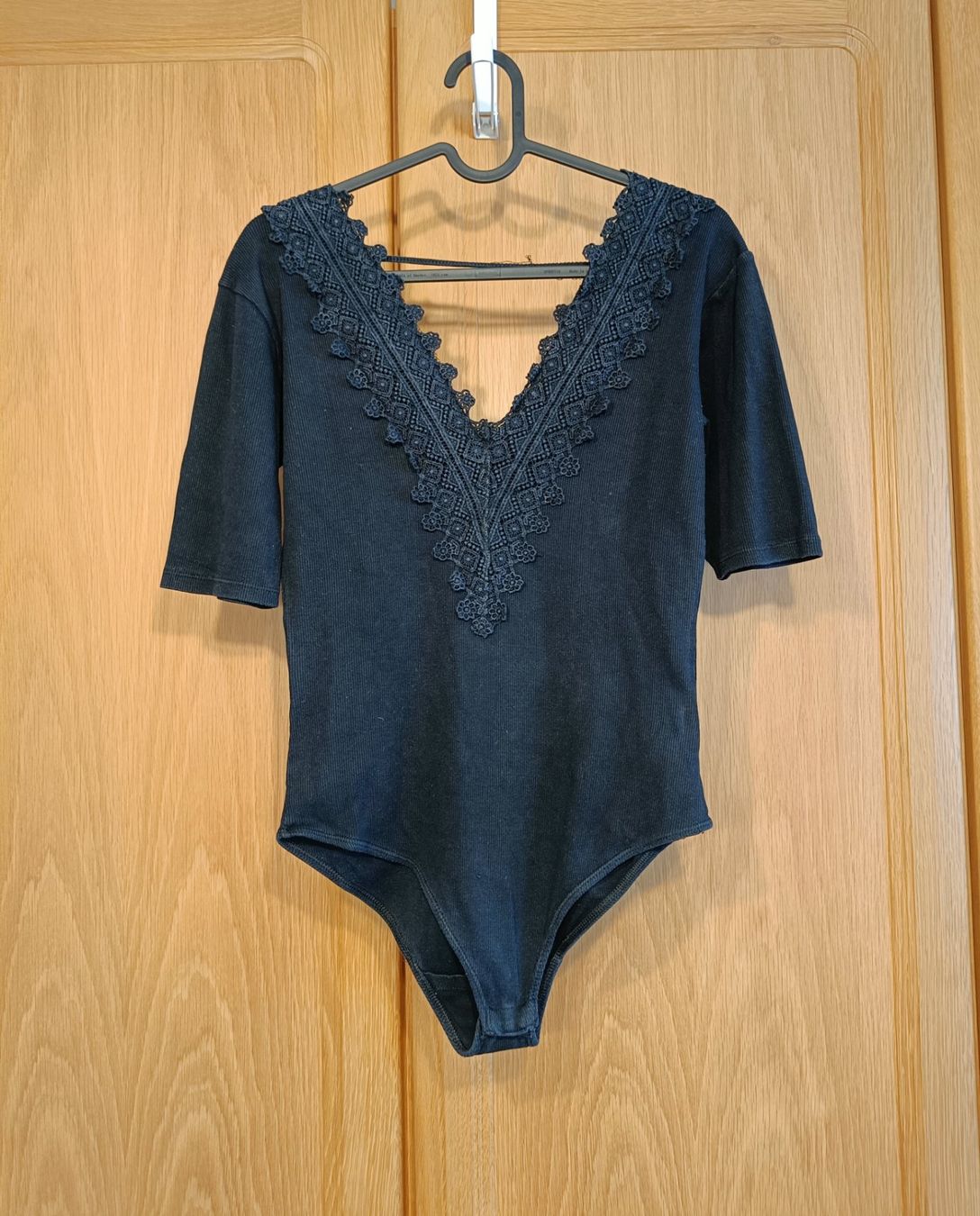 Top: Schwarzer Body mit Spitze | V-Ausschnitt Grösse M – Usato da Zürich venduto da Atelier.Second