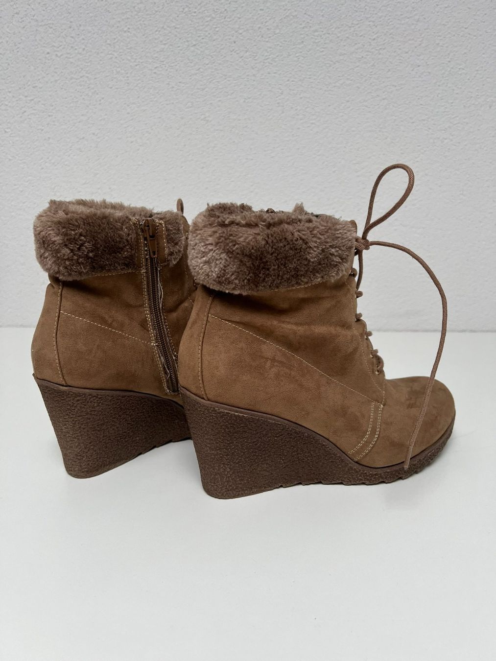 Chaussures femmes: Braune Keilabsatz Stiefeletten mit Fell Gr. 40 – D'occasion à Dagmersellen par nad_z66g