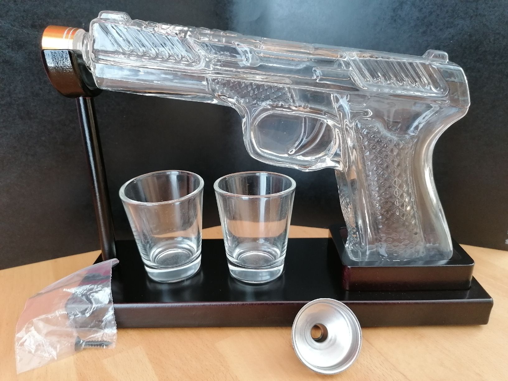 Schweizer Armee Stichwaffen: Originelle Whisky Schnaps Likör Flasche Form einer Pistole – Neu und originalverpackt aus Pfäfers von Padj